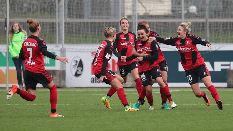 Spielerinnen des SC Freiburg jubeln mit Torschützin Lina Maria Magull (Freiburg, 16, 2. von rechts), jubeln über das Tor zum 2:0, Jubel, Torjubel, Torerfolg, celebrate the goal, goal, celebration, Jubel ueber das Tor, optimistisch, Action, Aktion, Fussball, Allianz Frauen-Bundesliga, SC Freiburg - 1. FFC Turbine Potsdam, xozx