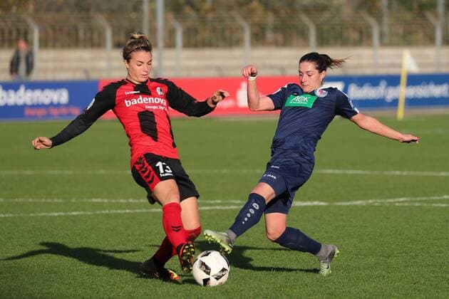 v.li.: Sandra Starke (Freiburg, 13), Wibke Meister (Potsdam, 8), Zweikampf, Duell, duel, tackle, tackling, Dynamik, Action, Aktion, Fussball, Allianz Frauen-Bundesliga, SC Freiburg - 1. FFC Turbine Potsdam, xozx