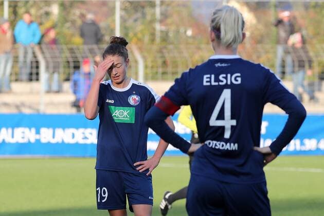 v.li.: Felicitas Rauch (Potsdam, 19), Johanna Elsig (Potsdam, 4), enttäuscht schauend, Enttäuschung, Frustration, disappointed, pessimistisch, Fussball, Allianz Frauen-Bundesliga, SC Freiburg - 1. FFC Turbine Potsdam, xozx