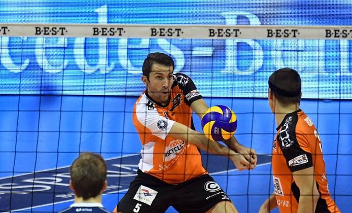 Felix Fischer (BR Volleys), bei der Ballannahme BR Volleys Berlin - SVG Lüneburg Deutsche Volleyball Liga, Saison 2016 2017, Herren, Männer, Männer, men, Volleyball, Deutschland, Germany, Max-Schmeling-Halle Berlin, 30.10.2016