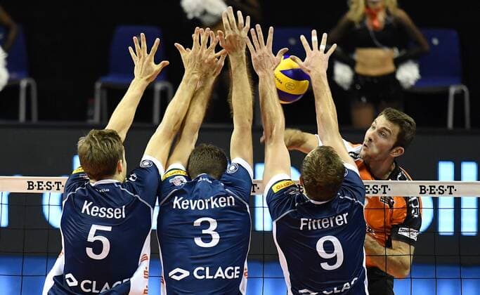 Nikola Kovacevic (BR Volleys), beim Angriff, vorne Cody Kessel, Scott M. Kevorken, Eric Fitterer, alle Lüneburg BR Volleys Berlin - SVG Lüneburg Deutsche Volleyball Liga, Saison 2016 2017, Herren, Männer, Männer, men, Volleyball, Deutschland, Germany, Max-Schmeling-Halle Berlin, 30.10.2016