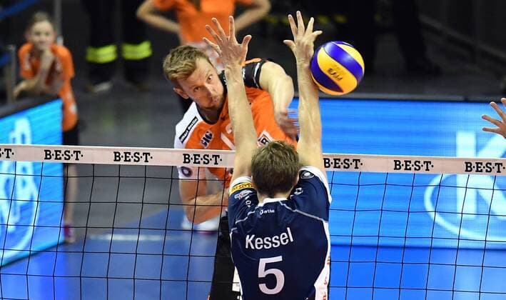 Paul Carroll (BR Volleys), beim Schmetterball, vorne Cody Kessel (Lüneburg) BR Volleys Berlin - SVG Lüneburg Deutsche Volleyball Liga, Saison 2016 2017, Herren, Männer, Männer, men, Volleyball, Deutschland, Germany, Max-Schmeling-Halle Berlin, 30.10.2016