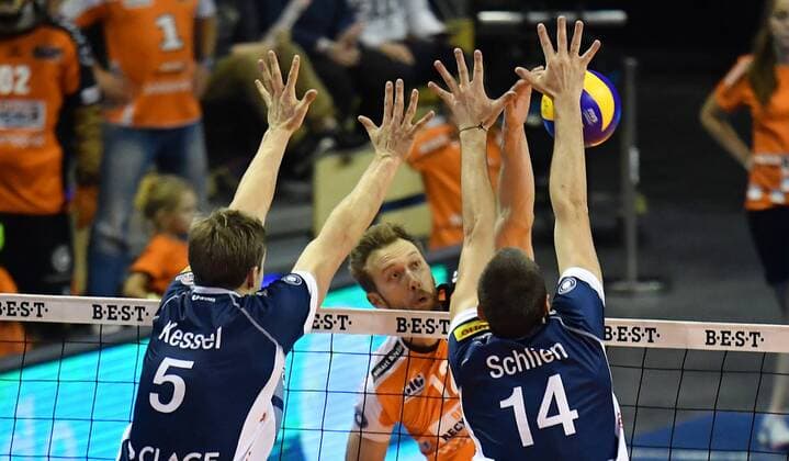 Paul Carroll (BR Volleys), beim Angriff, vorne Cody Kessel und Michel Schlien, beide Lüneburg BR Volleys Berlin - SVG Lüneburg Deutsche Volleyball Liga, Saison 2016 2017, Herren, Männer, Männer, men, Volleyball, Deutschland, Germany, Max-Schmeling-Halle Berlin, 30.10.2016