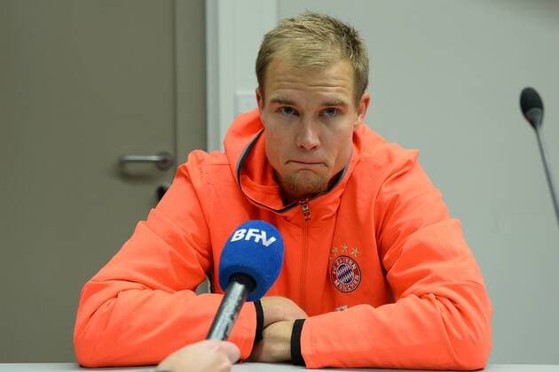 v.li.: Holger Badstuber (Bayern München, FCB, 3) nachdenklich beim Interview, TV, Fernsehen, Mikrofon, Einzelbild, Aktion, Action Porträt, Portrait ,, Fussball, Regionalliga Bayern, FC Bayern München II - SV Seligenporten, xslx