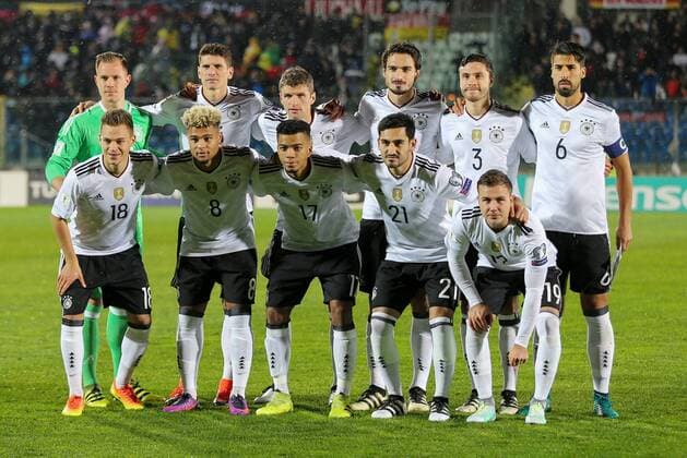 Teamfoto, Mannschaftsbild, l-r: hintere Reihe, Marc-Andre Stegen 22 (Deutschland), Mario Gomez 23 (Deutschland), Thomas Mueller 13 (Deutschland), Mats Hummels 5 (Deutschland), Jonas Hector 3 (Deutschland), Sami Khedira 6 (Deutschland), l-r: vordere Reihe, Jonathan Tah 16 (Deutschland), Serge Gnabry 8 (Deutschland), Benjamin Henrichs 17 (Deutschland), Ilka Guendogan 21 (Deutschland), Mario Goetze 19 (Deutschland), San Marino vs. Deutschland, Fussball, WM-Qualifikation, 11.11.2016 , San Marino Copyright: xKolbert Eibner-Pressefotox EP_CKT