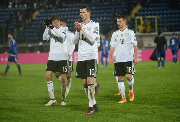 Fussball, Herren, Saison 2016 17, WM-Qualifikation (Gruppe C, 4. Spieltag) in San Marino, San Marino - Deutschland, Jubel nach dem Abpfiff, Thomas Müller (Nr. 13, Deutschland), Leon Goretzka (Nr. 10, Deutschland), Joshua Kimmich (Nr. 18, Deutschland), 11.11.16,