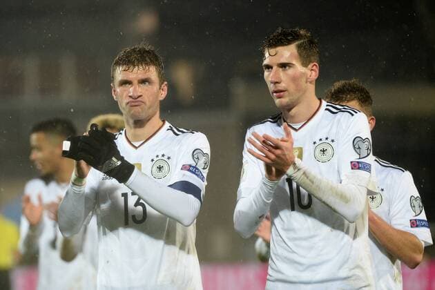 Fussball, Herren, Saison 2016 17, WM-Qualifikation (Gruppe C, 4. Spieltag) in San Marino, San Marino - Deutschland, Jubel nach dem Abpfiff, Thomas Müller (Nr. 13, Deutschland), Leon Goretzka (Nr. 10, Deutschland)11.11.16,