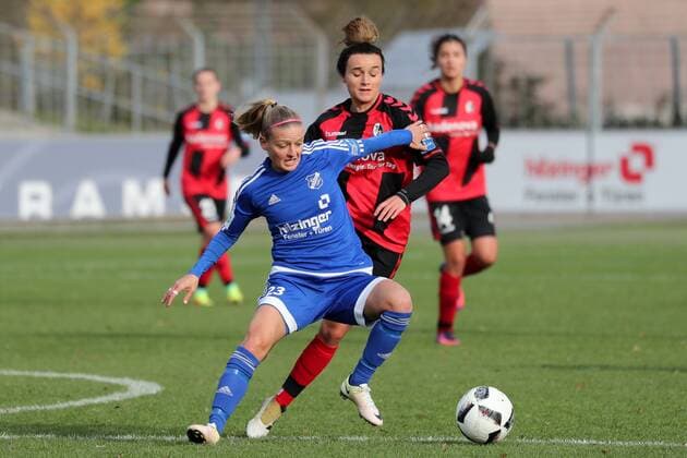 v.li.: Isabelle Meyer (Sand, 23), Lina Maria Magull (Freiburg, 16), Zweikampf, Duell, duel, tackle, tackling, Dynamik, Action, Aktion, Fussball, Allianz Frauen-Bundesliga, SC Freiburg - SC Sand, xozx