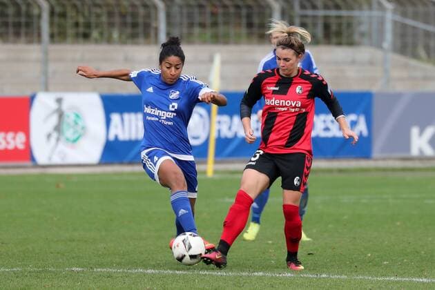 v.li.: Chioma Igwe (Sand, 4), Sandra Starke (Freiburg, 13), Zweikampf, Duell, duel, tackle, tackling, Dynamik, Action, Aktion, Fussball, Allianz Frauen-Bundesliga, SC Freiburg - SC Sand, xozx