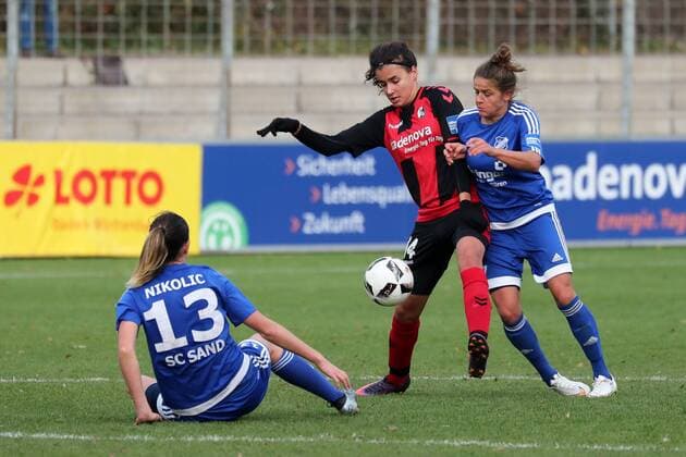 v.li.: Milena Nikolic (Sand, 13), Cinzia Zehnder (Freiburg, 14), Laura Feiersinger (Sand, 27), Zweikampf, Duell, duel, tackle, tackling, Dynamik, Action, Aktion, Fussball, Allianz Frauen-Bundesliga, SC Freiburg - SC Sand, xozx