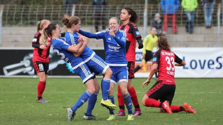 v.li.: Milena Nikolic (Sand, 13), Torschützin Nina Burger (Sand, 19), Diane Caldwell (Sand, 5), jubeln über das Tor zum 0:1, Jubel, Torjubel, Torerfolg, celebrate the goal, goal, celebration, Jubel ueber das Tor, optimistisch, Action, Aktion, Fussball, Allianz Frauen-Bundesliga, SC Freiburg - SC Sand, xozx
