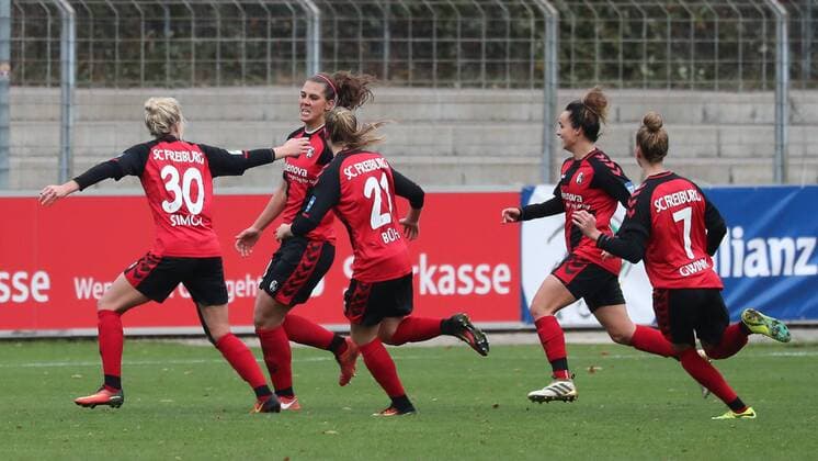 v.li.: Carolin Simon (Freiburg, 30), Torschützin Carolin Schiewe (Freiburg, 33), Klara Bühl (Klara Buehl, Freiburg, 21), Lina Maria Magull (Freiburg, 16), Giulia Gwinn (Freiburg, 7), jubeln über das Tor zum 2:1, Jubel, Torjubel, Torerfolg, celebrate the goal, goal, celebration, Jubel ueber das Tor, optimistisch, Action, Aktion, Fussball, Allianz Frauen-Bundesliga, SC Freiburg - SC Sand, xozx