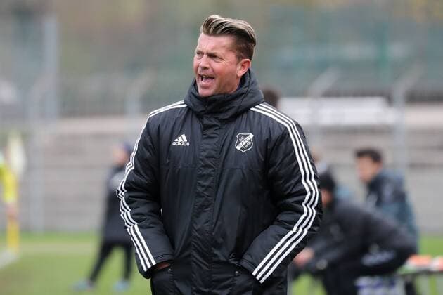 Colin Bell (Trainer, Sand), ruft, schreit, enttäuscht schauend, Enttäuschung, Frustration, disappointed, pessimistisch, Einzelbild, Aktion, Action, Fussball, Allianz Frauen-Bundesliga, SC Freiburg - SC Sand, xozx