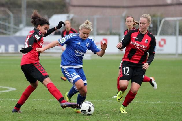 v.li.: Cinzia Zehnder (Freiburg, 14), Dominika Skorvankova (Sand, 18), Vanessa Ziegler (Freiburg, 17), Zweikampf, Duell, duel, tackle, tackling, Dynamik, Action, Aktion, Fussball, Allianz Frauen-Bundesliga, SC Freiburg - SC Sand, xozx