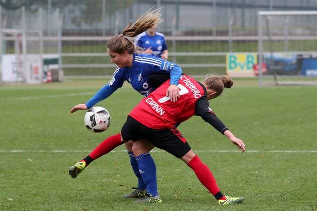v.li.: Silvana Chojnowski (Sand, 6), Giulia Gwinn (Freiburg, 7), Zweikampf, Duell, duel, tackle, tackling, Dynamik, Action, Aktion, Fussball, Allianz Frauen-Bundesliga, SC Freiburg - SC Sand, xozx