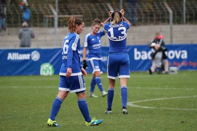 v.li.: Furtuna Velaj (Sand, 16), Verena Aschauer (Sand, 25), Milena Nikolic (Sand, 13), enttäuscht schauend, Enttäuschung, Frustration, disappointed, pessimistisch, Fussball, Allianz Frauen-Bundesliga, SC Freiburg - SC Sand, xozx