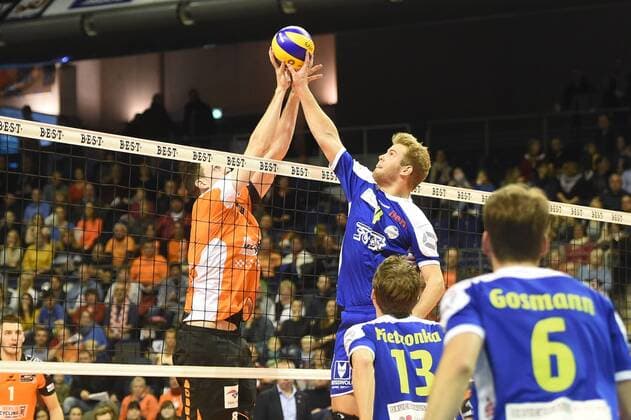 Volleyball, Herren, Saison 2016 17, 1. Bundesliga, 4. Spieltag, BR Volleys - TSG Solingen Volleys, Graham Vigrass (Nr. 8, Berlin Recycling Volleys), Maximilian Horn (Nr. 4, TSG Solingen Volleys), 13.11.16,