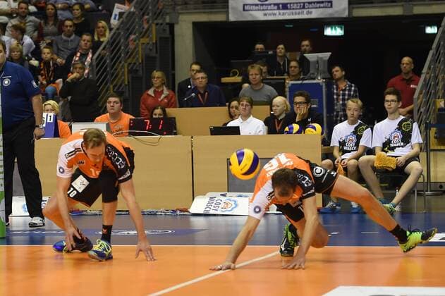 Volleyball, Herren, Saison 2016 17, 1. Bundesliga, 4. Spieltag, BR Volleys - TSG Solingen Volleys, Sebastian Kühner (Nr. 10, Berlin Recycling Volleys), Wouter ter Maat (Nr. 16, Berlin Recycling Volleys), 13.11.16,