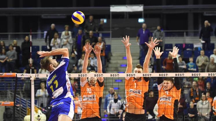 Volleyball, Herren, Saison 2016 17, 1. Bundesliga, 4. Spieltag, BR Volleys - TSG Solingen Volleys, Ziga Zupanc (Nr. 12, TSG Solingen Volleys), Sebastian Kühner (Nr. 10, Berlin Recycling Volleys), Aleksandar Okolic (Nr. 1, Berlin Recycling Volleys), Ruben Schott (Nr. 13, Berlin Recycling Volleys), 13.11.16,