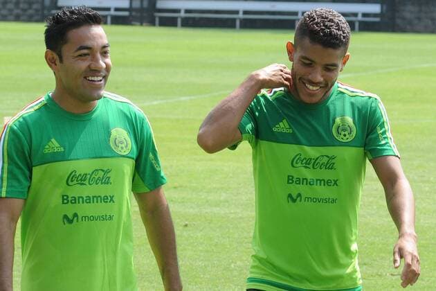 Fußball, WM Quali, Nationalteam Mexiko Training November 14, 2016 - Mexico - EUM20161114DEP02.JPG.CIUDAD DE MEXICO, Soccer Futbol Mexico.- Luego de su triunfo de visita, EU, la seleccion mexicana de futbol disputara este martes 15 de noviembre de 2016, en Panama, frente a los Canaleros, su segundo partido, en el marco del Hexagonal Final rumbo a la Copa del Mundo de Rusia 2018. En la imagen: Marco Fabian (izq.), Jonathan dos Santos (der.), centrocampistas del Tri: Foto: Archivo Agencia EL UNIVERSAL RDB. Latin News - November 14, 2016 - ZUMAu78_ 20161114_zaf_u78_006