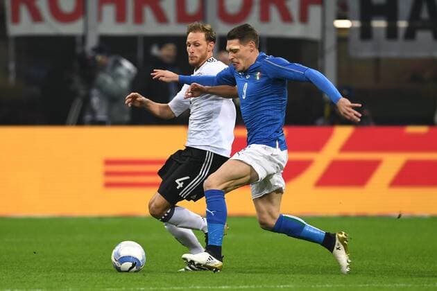 Fussball, Herren, Saison 2016 2017, Länderspiel in Mailand, Italien - Deutschland, Benedikt Höwedes (Nr. 4, Deutschland), Andrea Belotti (Nr. 9, Italien), 15.11.2016,