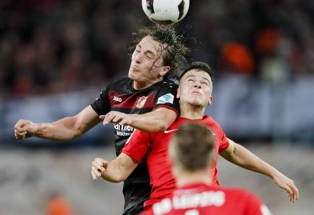 Julian BAUMGARTLINGER, Lev 15 im Kopfballduell , Kopfball mit Marcel HALSTENBERG, RB Leipzig 23 BAYER 04 LEVERKUSEN - RB LEIPZIG Fussball 1. Bundesliga , Leverkusen, am 18.11.2016, 11.Spieltag, Saison 2016 2017, 1.Liga, 1.Bundesliga,