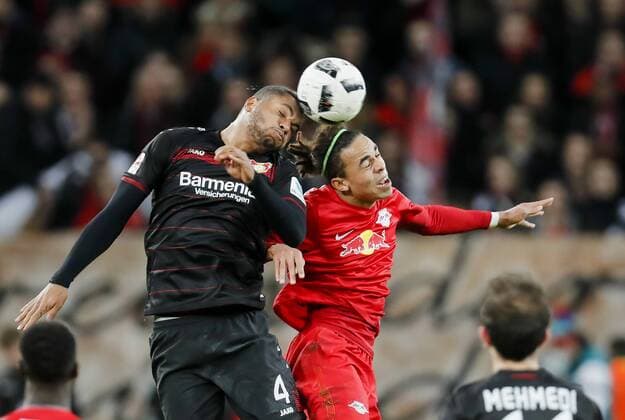 Jonathan TAH, Lev 4 im Kopfballduell , Kopfball mit Yussuf POULSEN, RB Leipzig 9 BAYER 04 LEVERKUSEN - RB LEIPZIG Fussball 1. Bundesliga , Leverkusen, am 18.11.2016, 11.Spieltag, Saison 2016 2017, 1.Liga, 1.Bundesliga,
