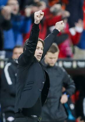 Roger SCHMIDT, Trainer Leverkusen jubelt bei Julian BRANDT, Lev 19 Torschuss, schiesst das Tor zum 2-1 Jubel, Freude, Emotionen, Feiern, Lachen, jubelt, freuen, reisst die Arme hoch, ballt die Faust BAYER 04 LEVERKUSEN - RB LEIPZIG Fussball 1. Bundesliga , Leverkusen, am 18.11.2016, 11.Spieltag, Saison 2016 2017, 1.Liga, 1.Bundesliga,