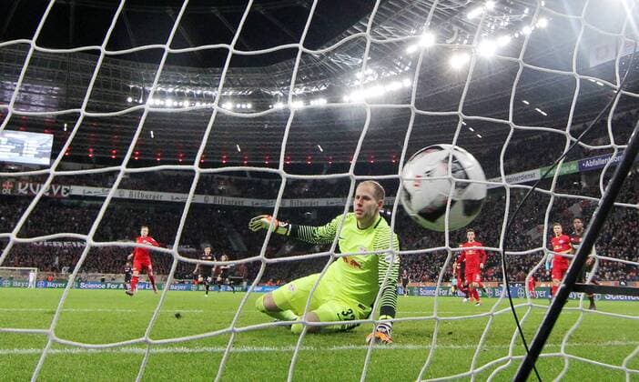 Leverkusen - RB Leipzig Fußball Bundesliga Leverkusen, 18.11.2016, BayArena, Fußball, 1.BL, GER, 11.Spieltag , Bayer 04 Leverkusen vs. RB Leipzig , Im Bild: Torwart Peter Gul‡csi Gulacsi (RB Leipzig) kassiert den Treffer zum 1:0 duch Kevin Kampl (Leverkusen, nicht im Bild). ,