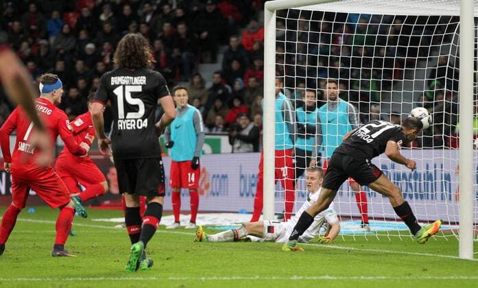 Leverkusen - RB Leipzig Fußball Bundesliga Leverkusen, 18.11.2016, BayArena, Fußball, 1.BL, GER, 11.Spieltag , Bayer 04 Leverkusen vs. RB Leipzig , Tor für Leipzig zum 2:3. Im Bild, v.l.: Willi Orban (2.v.l., hi, RB Leipzig) trifft gegen Torwart Bernd Leno (Leverkusen). Der Rettungsversuch von Ömer Toprak (r., Leverkusen) kommt zu spät. ,