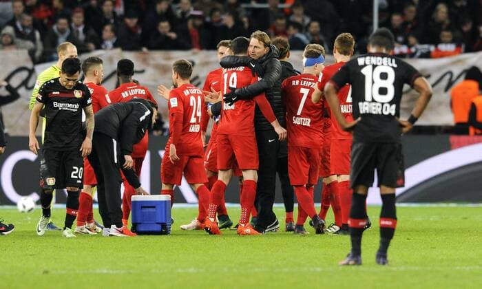 Fussball, Bundesliga, Deutschland, Herren, Saison 2016 2017, 11. Spieltag, BayArena Leverkusen, Bayer Leverkusen (schwarz) - RB Leipzig (rot) 2:3; Schlussjubel Leipzig, Trainer Ralph Hasenhüttl (Leipzig), Oliver Burke (Leipzig). Jubel, Freude, Aktion.