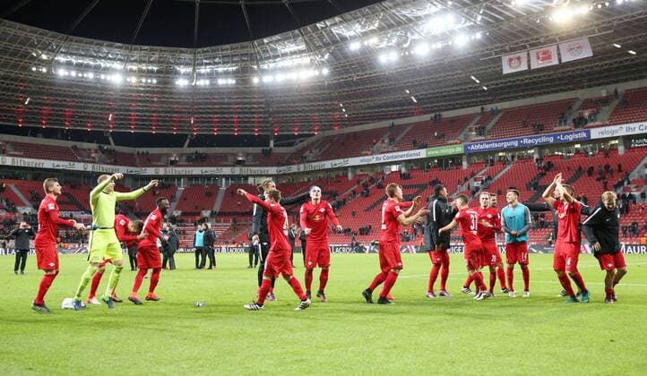 Leverkusen - RB Leipzig Fußball Bundesliga Leverkusen, 18.11.2016, BayArena, Fußball, 1.BL, GER, 11.Spieltag , Bayer 04 Leverkusen vs. RB Leipzig 2:3 (2:1) , Im Bild: Mannschaft von RB Leipzig, Schlussjubel. ,