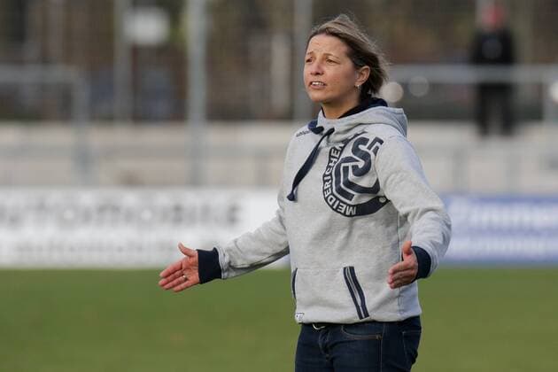 Inka Grings (Trainerin, MSV), ratlos, Einzelbild, Aktion, Action, gibt Anweisungen, gestikuliert, mit den Armen gestikulieren, gives instructions, gesticulate, Fussball, Allianz Frauen-Bundesliga, 1. FFC Frankfurt - MSV Duisburg, xozx