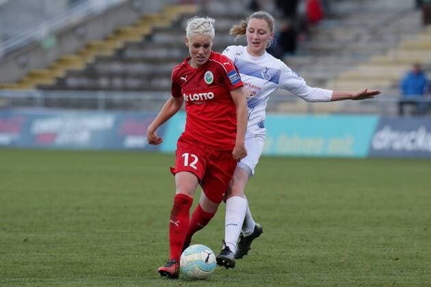 v.li.: Sophie Schmidt (Frankfurt, 12), Alice Rebekka Hellfeier (MSV, 5), Zweikampf, Duell, duel, tackle, tackling, Dynamik, Action, Aktion, Fussball, Allianz Frauen-Bundesliga, 1. FFC Frankfurt - MSV Duisburg, xozx