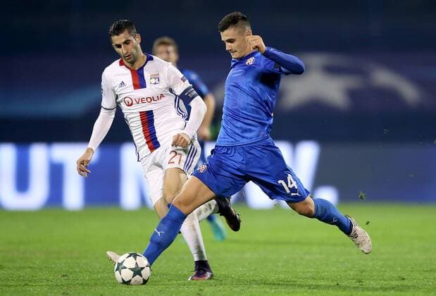 Fußball, CL, Dinamo Zagreb - Olympique Lyon UEFA Champions League, GNK Dinamo vs. Olympique Lyonnais 22.11.2016., Maksimir Stadium, Zagreb, Croatia - UEFA Champions League, Group H, Round 5, GNK Dinamo vs. Olympique Lyonnais. Maxime Gonalons, Amer Gojak. IgorxKralj PIXSELL