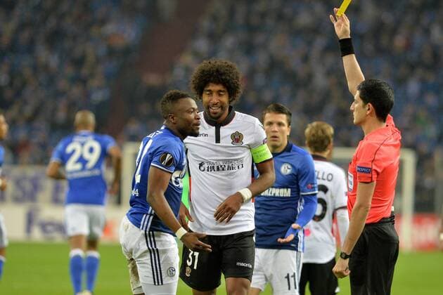 GER, Europa League, FC Schalke 04 vs OGC Nizza 24.11.2016, Veltins-Arena, Gelsenkirchen, GER, Europa League, FC Schalke 04 vs OGC Nizza, im Bild gelbe Karte für Bernard Tekpetey ( Schalke 32 ), links durch Schiedsrichter Aliyar Hashimov (rechts), Mitte: Dante ( Nizza 31 ) wegen Schauspielerei Foto © nordphoto Treese nordphotoxTreese