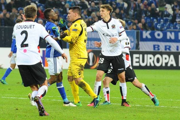 GER, Europa League, FC Schalke 04 vs OGC Nizza 24.11.2016, Veltins-Arena, Gelsenkirchen, GER, Europa League, FC Schalke 04 vs OGC Nizza, im Bild Auseinandersetzung zwischen Bernard Tekpetey ( Schalke 32 ), links und Yoan Cardinale ( Nizza 30 ), rechts anschließend gab es gelb-rot und gelb Foto © nordphoto Treese nordphotoxTreese