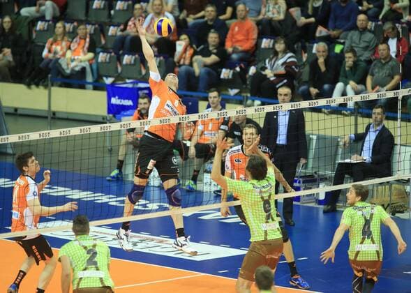 GER, 1.VBL, BR VOLLEYS VS. TSV HERRSCHING 24.11.2016, Max Schmeling Halle, Berlin, GER, 1.VBL, BR VOLLEYS VS. TSV HERRSCHING, im Bild b6, Robert Kromm (BR Volleys 3), Tobias Neumann (Herrsching 9), Patrick Steuerwald (Herrsching 4) nordphotox xEngler