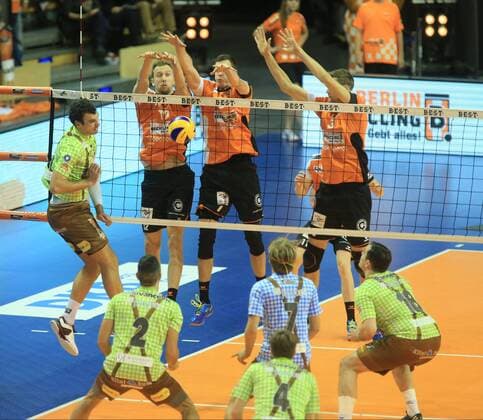 GER, 1.VBL, BR VOLLEYS VS. TSV HERRSCHING 24.11.2016, Max Schmeling Halle, Berlin, GER, 1.VBL, BR VOLLEYS VS. TSV HERRSCHING, im Bild Paul Carroll (BR Volleys 12), Graham Vigrass (BR Volleys 8), Robert Kromm (BR Volleys 3), Julias Hoefer (Herrsching 5), Aleksandar Milovancevic (Herrsching 2), Ferdinand Tolle (Herrsching 7), Patrick Steuerwald (Herrsching 4), Ranner (Herrsching 18) nordphotox xEngler