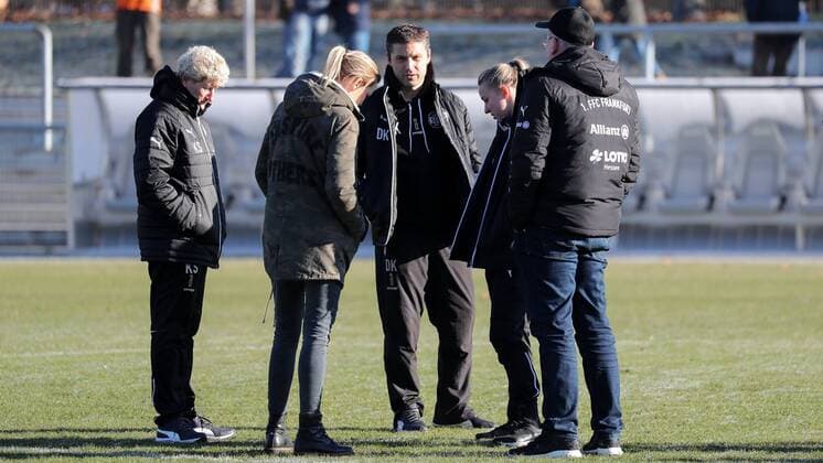 v.li.: Kirsten Schlosser (Co-Trainerin, SGS), Hanna Schlemmer (Schiedsrichterin), Daniel Kraus (Trainer, SGS), Jackie Groenen (Frankfurt, 14) und Siegfried Dietrich (Manager, Frankfurt) bei der abschließenden Platzbegehung vor der Spielabsage, Fussball, DFB-Pokal der Frauen, Achtelfinale, 1. FFC Frankfurt - SGS Essen, xozx