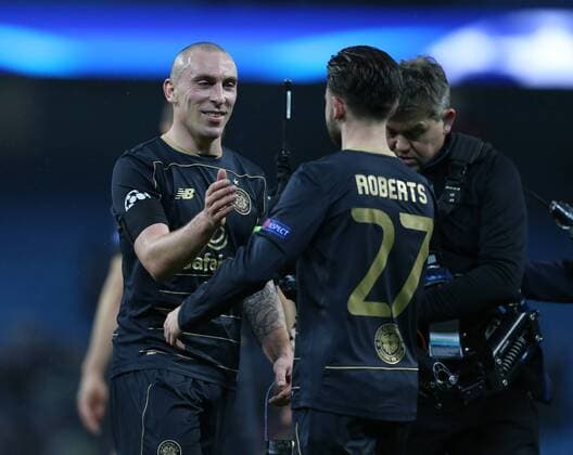 Fußball, CL, Manchester City - Celtic Glasgow A smile from Scott Brown of Celtic as he offers his hand to Patrick Roberts of Celtic on a job well done during the Champions League Group C match at the Etihad Stadium, Manchester. Picture date: December 6th, 2016. Pic Simon Bellis Sportimage EDITORIAL USE ONLY. No use with unauthorised audio, video, data, fixture lists, club league logos or live services. Online in-match use limited to 120 images, no video emulation. No use in betting, games or single club league player publications.