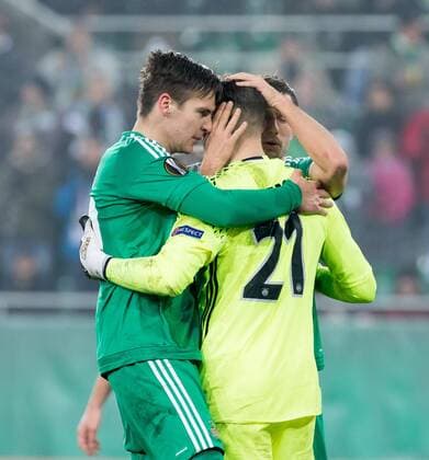 08.12.2016, Weststadion, Wien, AUT, UEFA EL, SK Rapid Wien vs Athletic Club Bilbao, Gruppe F, im Bild Maximilian Woeber (SK Rapid Wien), Tobias Knoflach (SK Rapid Wien), Thomas Schrammel (SK Rapid Wien) nach dem Spiel during a UEFA Europa League, group F game between SK Rapid Wien and Athletic Club Bilbao at the Weststadion, Vienna, Austria on 2016 12 08. Wien EX_PUC