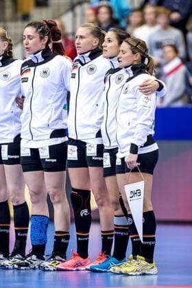 Jenny Karolius (Nr. 6, Deutschland), Saskia Lang (Nr. 5, Deutschland), Isabell Klein (Nr. 3, Deutschland) und Anna Loerper (Nr. 10, Deutschland) waehrend der Nationalhymne. Deutschland vs. Polen, Preliminary Round, EHF Euro 2016, Handball, 08.12.16 Kristianstad Skane laen Sweden Kristianstad Arena Copyright: xAgentur54Gradx xFelixxKoenigx