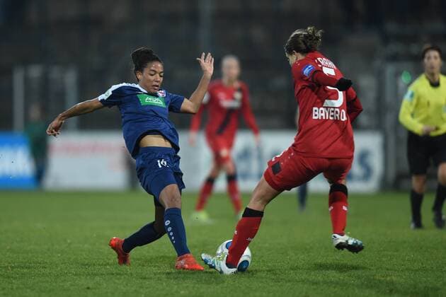 Fussball, Frauen, 1. Bundesliga, Saison 2016 17 (9. Spieltag), 1. FFC Turbine Potsdam - Bayer 04 Leverkusen, Eseosa Aigbogun (Nr. 16, 1. FFC Turbine Potsdam), Annike Krahn (Nr. 5, Bayer 04 Leverkusen), 14.12.16,