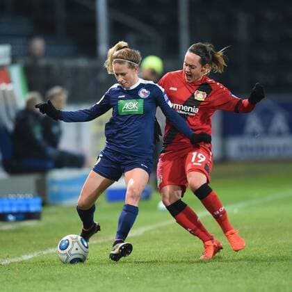 Bilder des Tages - SPORT Fussball, Frauen, 1. Bundesliga, Saison 2016 17 (9. Spieltag), 1. FFC Turbine Potsdam - Bayer 04 Leverkusen, Elise Kellond-Knight (Nr. 6, 1. FFC Turbine Potsdam), Lisa Schwab (Nr. 19, Bayer 04 Leverkusen), 14.12.16,