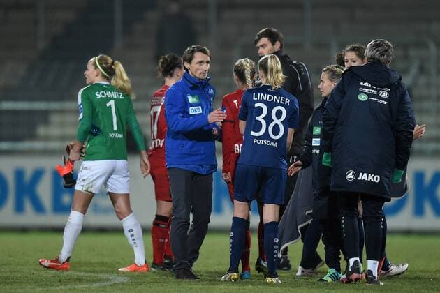 Fussball, Frauen, 1. Bundesliga, Saison 2016 17 (9. Spieltag), 1. FFC Turbine Potsdam - Bayer 04 Leverkusen, Jubel nach dem Abpfiff bei Turbine Potsdam, TW Lisa Schmitz (Nr. 1, 1. FFC Turbine Potsdam), Cheftrainer Matthias Rudolph (1. FFC Turbine Potsdam), Laura Lindner (Nr. 38, 1. FFC Turbine Potsdam), 14.12.16,