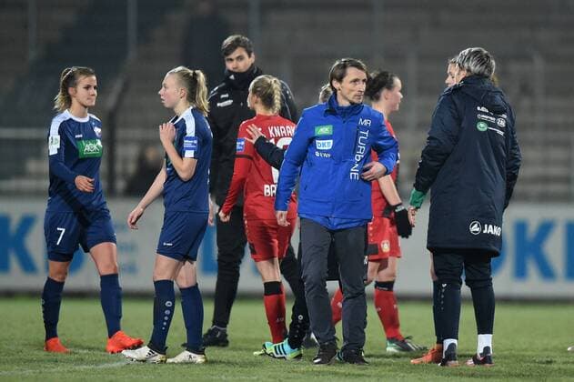 Fussball, Frauen, 1. Bundesliga, Saison 2016 17 (9. Spieltag), 1. FFC Turbine Potsdam - Bayer 04 Leverkusen, Jubel nach dem Abpfiff bei Turbine Potsdam, Anna Gasper (Nr. 7, 1. FFC Turbine Potsdam), Laura Lindner (Nr. 38, 1. FFC Turbine Potsdam), Cheftrainer Matthias Rudolph (1. FFC Turbine Potsdam), 14.12.16,