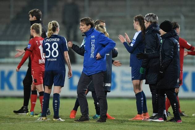 Fussball, Frauen, 1. Bundesliga, Saison 2016 17 (9. Spieltag), 1. FFC Turbine Potsdam - Bayer 04 Leverkusen, Jubel nach dem Abpfiff bei Turbine Potsdam, Laura Lindner (Nr. 38, 1. FFC Turbine Potsdam), Cheftrainer Matthias Rudolph (1. FFC Turbine Potsdam), 14.12.16,