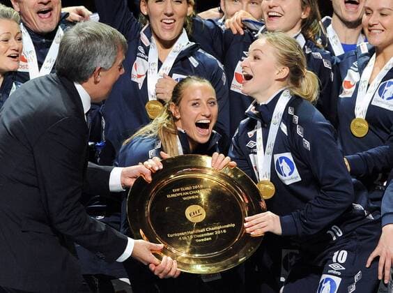 Handball, EM, Damen, Siegerehrung Götheborg, Scandinavium, Schweden, 18.12.2016 Frauen-Handball, Europameisterschaft 2016 Finale, Final Niederlande vs. Norwegen 29 : 30 Norwegen ist Europameister EHF-Präsident Michael Wiederer überreicht Camilla HERREM, NOR (mitte) und Stine Bredal OFTEDAL, NOR die Siegerschale.