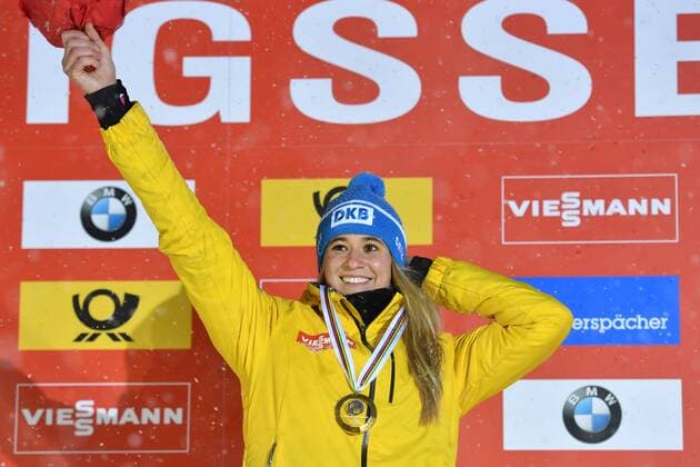Rodeln, EM in Königssee, Siegerehrung Damen Natalie GEISENBERGER (GER),mit Medaille,Siegerehrung,winner,Sieger,Jubel,Freude,Begeisterung, Aktion,Einzelbild,angeschnittenes Einzelmotiv, Einsitzer Damen. Rodeln,Weltcup in Koenigsee ,EM 2017 Rennrodeln am 05.01.2016.Kunsteisbahn Koenigssee.